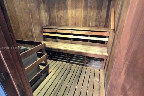 Condo in North Miami Beach, Florida, 2 bedrooms  № 2028224 - photo 21