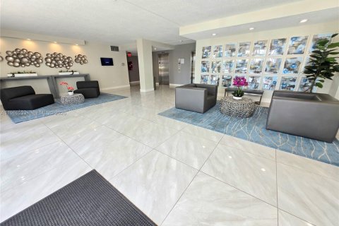 Condo in North Miami Beach, Florida, 2 bedrooms  № 2028224 - photo 24