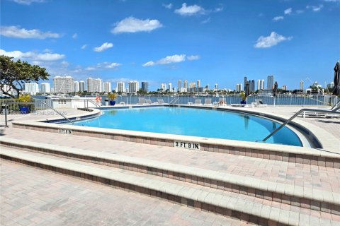 Condo in North Miami Beach, Florida, 2 bedrooms  № 2028224 - photo 16