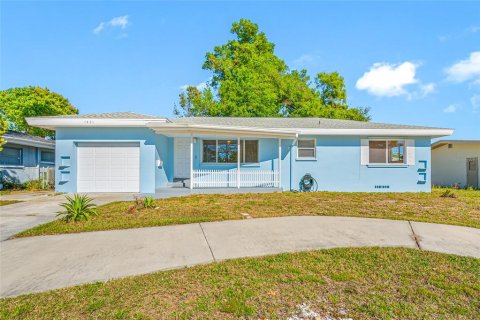 House in Clearwater, Florida 2 bedrooms, 134.15 sq.m. № 1616478 - photo 1