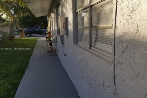 House in Fort Lauderdale, Florida 1 bedroom, 270.25 sq.m. № 1994064 - photo 11