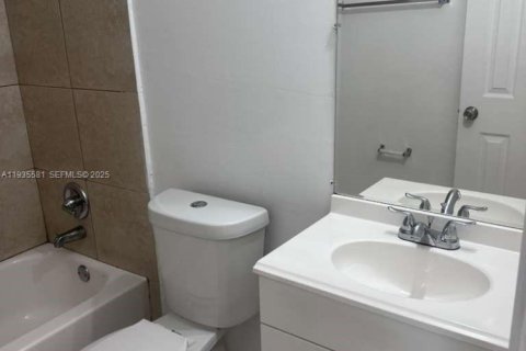 House in Fort Lauderdale, Florida 1 bedroom, 270.25 sq.m. № 1994064 - photo 10