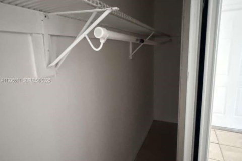 House in Fort Lauderdale, Florida 1 bedroom, 270.25 sq.m. № 1994064 - photo 6