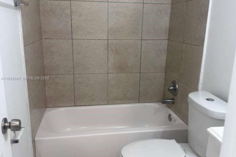 House in Fort Lauderdale, Florida 1 bedroom, 270.25 sq.m. № 1994064 - photo 9