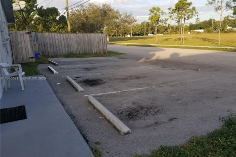 House in Fort Lauderdale, Florida 1 bedroom, 270.25 sq.m. № 1994064 - photo 13