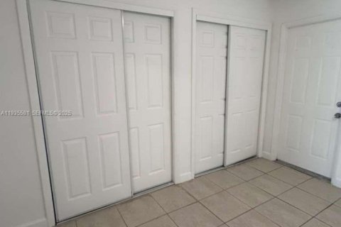 House in Fort Lauderdale, Florida 1 bedroom, 270.25 sq.m. № 1994064 - photo 5