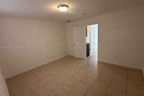 House in Fort Lauderdale, Florida 1 bedroom, 270.25 sq.m. № 1994064 - photo 8