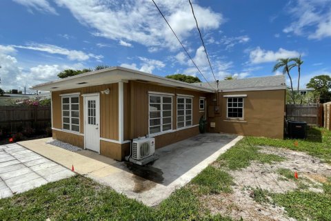 Villa ou maison à louer à Lantana, Floride: 3 chambres, 117.06 m2 № 2383002 - photo 3