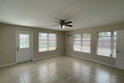 Villa ou maison à louer à Lantana, Floride: 3 chambres, 117.06 m2 № 2383002 - photo 19