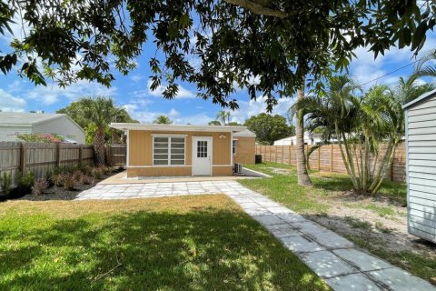 Villa ou maison à louer à Lantana, Floride: 3 chambres, 117.06 m2 № 2383002 - photo 2