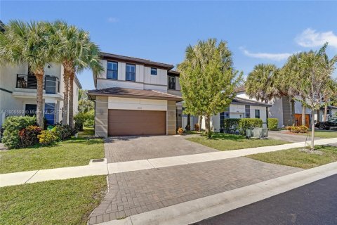 Купить виллу или дом в Дания-Бич, Флорида 3 спальни, 203.18м2, № 1956372 - фото 1