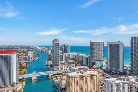 Condominio en Hallandale Beach, Florida, 2 dormitorios  № 2042890