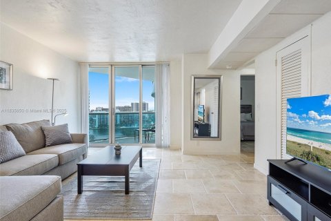 Condominio en venta en Hollywood, Florida, 1 dormitorio, 73.3 m2 № 1820156 - foto 3