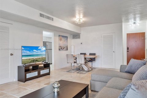 Condominio en venta en Hollywood, Florida, 1 dormitorio, 73.3 m2 № 1820156 - foto 11