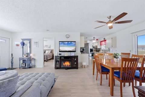 House in Port Charlotte, Florida 3 bedrooms, 107.02 sq.m. № 2151078 - photo 6
