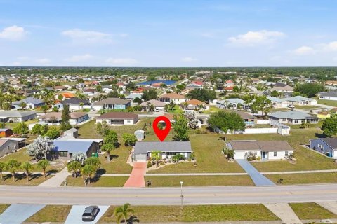 House in Port Charlotte, Florida 3 bedrooms, 107.02 sq.m. № 2151078 - photo 23