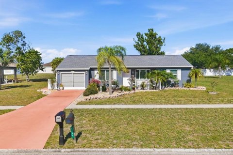 House in Port Charlotte, Florida 3 bedrooms, 107.02 sq.m. № 2151078