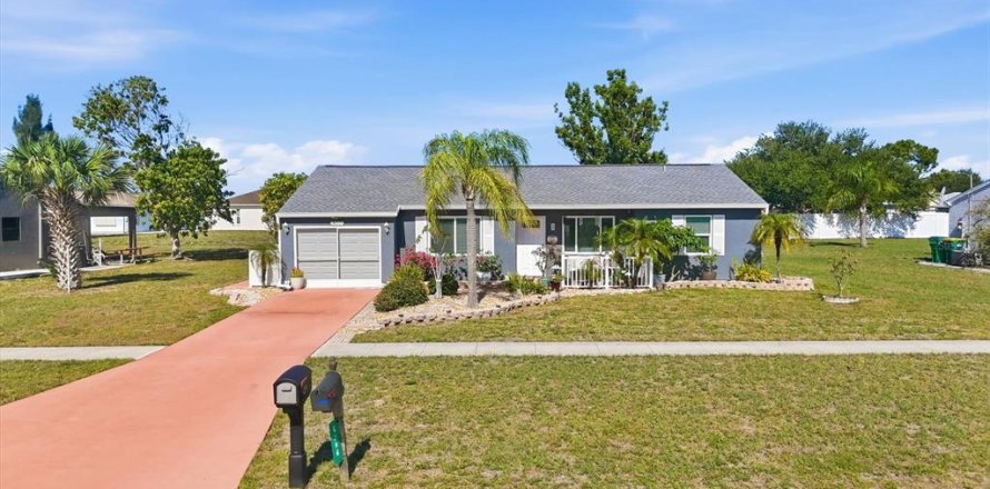House in Port Charlotte, Florida 3 bedrooms, 107.02 sq.m. № 2151078