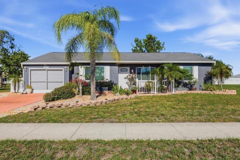 House in Port Charlotte, Florida 3 bedrooms, 107.02 sq.m. № 2151078 - photo 2
