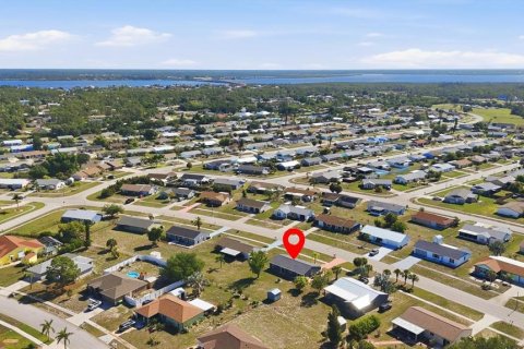 House in Port Charlotte, Florida 3 bedrooms, 107.02 sq.m. № 2151078 - photo 22