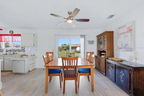 House in Port Charlotte, Florida 3 bedrooms, 107.02 sq.m. № 2151078 - photo 5