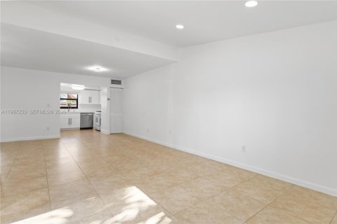 Touwnhouse à vendre à Miami, Floride: 3 chambres, 128.02 m2 № 2028689 - photo 26