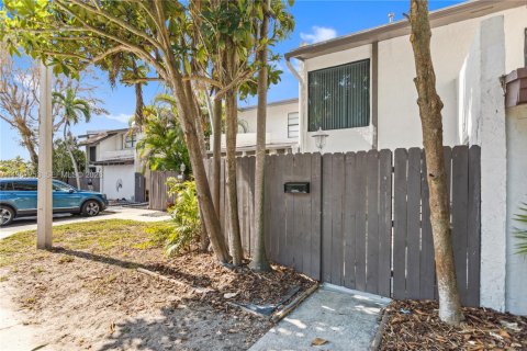 Touwnhouse à vendre à Miami, Floride: 3 chambres, 128.02 m2 № 2028689 - photo 2