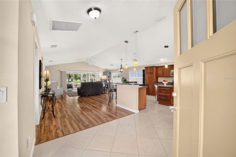 House in The Villages, Florida 3 bedrooms, 166.02 sq.m. № 2297209 - photo 6