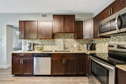 Villa ou maison à louer à Tampa, Floride: 3 chambres, 138.05 m2 № 1915835 - photo 12