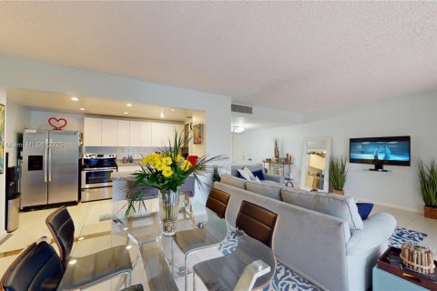 Condominio en venta en Miami, Florida, 1 dormitorio, 85.47 m2 № 1788444 - foto 3