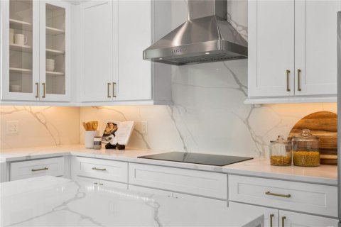 Villa ou maison à vendre à Tampa, Floride: 5 chambres, 293.85 m2 № 2354780 - photo 8