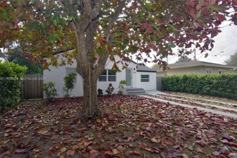 Villa ou maison à vendre à Miami, Floride: 3 chambres, 111.67 m2 № 2059709 - photo 4