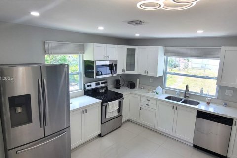 Casa en venta en Miami, Florida, 5 dormitorios, 151.43 m2 № 1834152 - foto 3