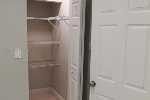 Casa en venta en Miami, Florida, 5 dormitorios, 151.43 m2 № 1834152 - foto 10