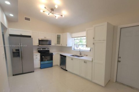 Casa en venta en Miami, Florida, 5 dormitorios, 151.43 m2 № 1834152 - foto 18