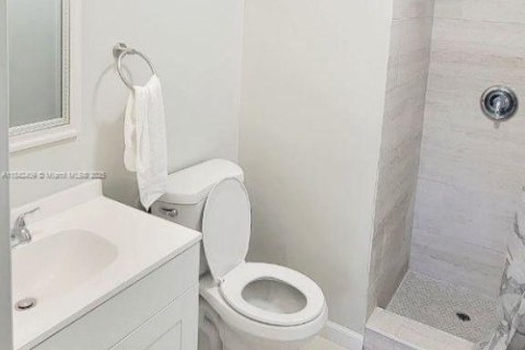 Casa en venta en Miami, Florida, 5 dormitorios, 151.43 m2 № 1834152 - foto 28