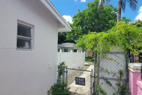 Casa en venta en Miami, Florida, 5 dormitorios, 151.43 m2 № 1834152 - foto 2