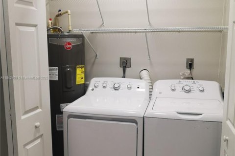 Casa en venta en Miami, Florida, 5 dormitorios, 151.43 m2 № 1834152 - foto 12