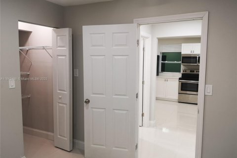 Casa en venta en Miami, Florida, 5 dormitorios, 151.43 m2 № 1834152 - foto 11