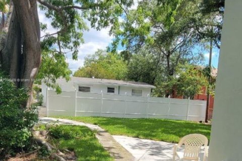 Casa en venta en Miami, Florida, 5 dormitorios, 151.43 m2 № 1834152 - foto 13