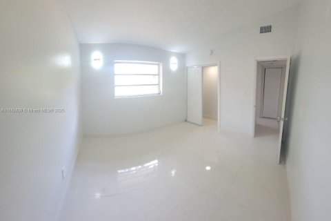 Casa en venta en Miami, Florida, 5 dormitorios, 151.43 m2 № 1834152 - foto 30