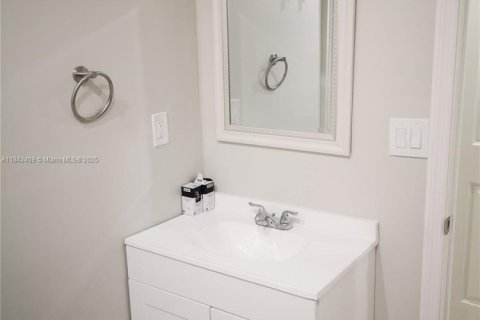 Casa en venta en Miami, Florida, 5 dormitorios, 151.43 m2 № 1834152 - foto 9
