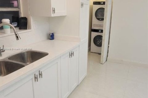 Casa en venta en Miami, Florida, 5 dormitorios, 151.43 m2 № 1834152 - foto 19