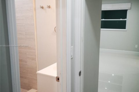 Casa en venta en Miami, Florida, 5 dormitorios, 151.43 m2 № 1834152 - foto 27