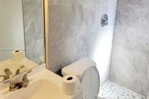Casa en venta en Miami, Florida, 5 dormitorios, 151.43 m2 № 1834152 - foto 21