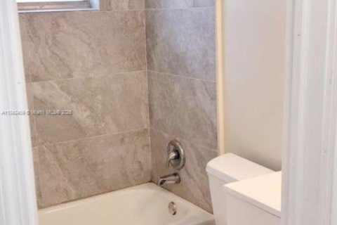Casa en venta en Miami, Florida, 5 dormitorios, 151.43 m2 № 1834152 - foto 20