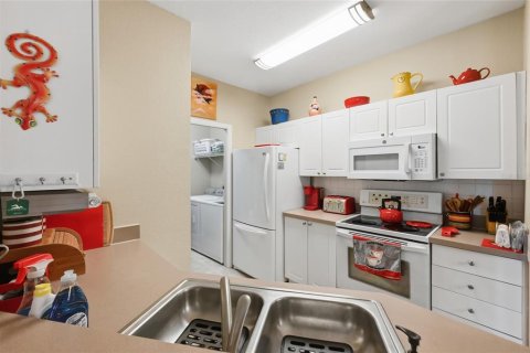 Condo in Sarasota, Florida, 2 bedrooms № 2093115 - photo 9