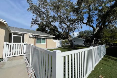 Commercial property in Palm Harbor, Florida 4 bedrooms, 178.28 sq.m. № 2205150