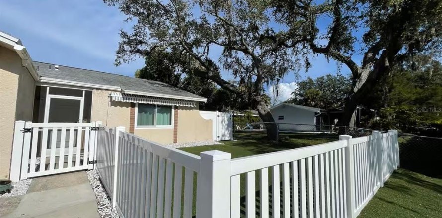 Commercial property in Palm Harbor, Florida 4 bedrooms, 178.28 sq.m. № 2205150