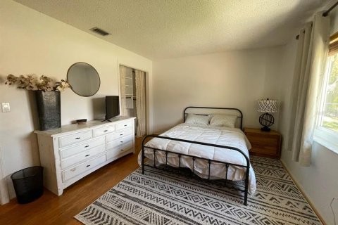 Commercial property in Palm Harbor, Florida 4 bedrooms, 178.28 sq.m. № 2205150 - photo 12